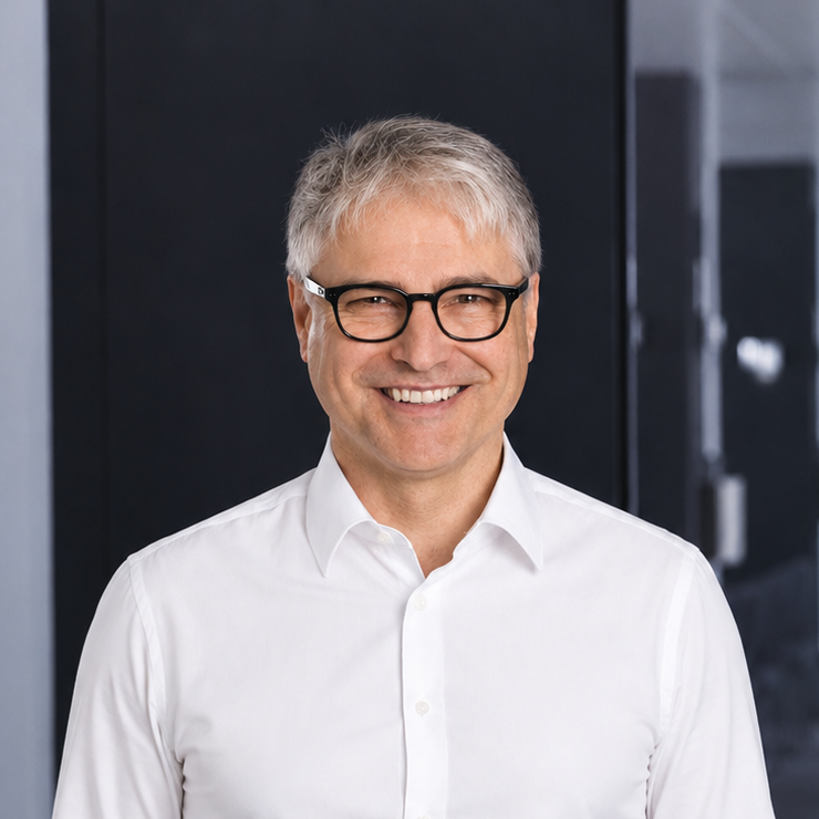 Portrait of Edmund Nomar, HR expert at the Management School St.Gallen.