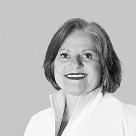 Portrait von Sybille May, erfahrener Coach und Programmdirektorin Executive Assistance an der Management School St.Gallen. 