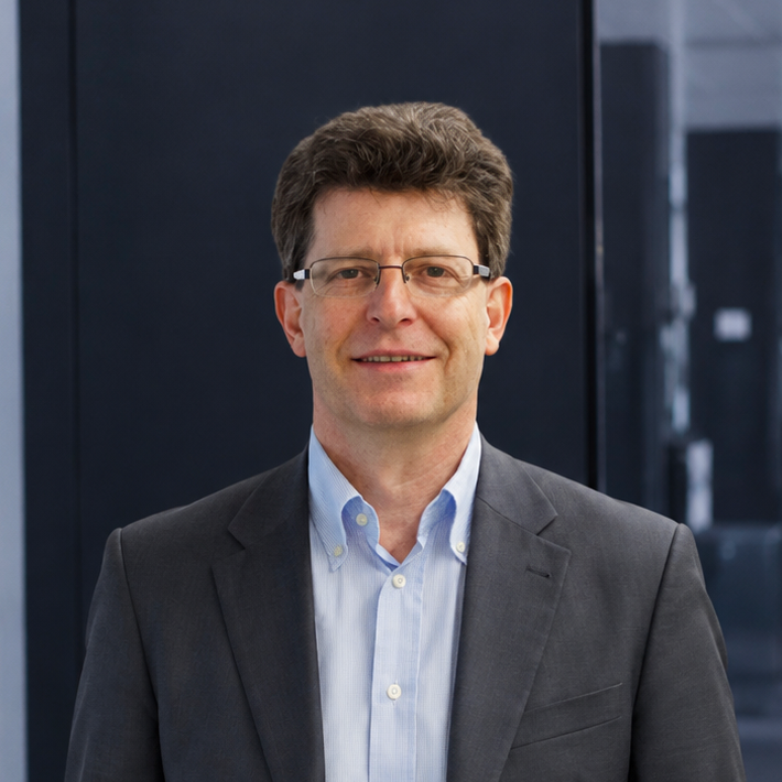 Porträt von Prof. Thomas Schmitt, erfahrener Coach und Programmdirektor Finance & Controlling bei der Management School St.Gallen. 