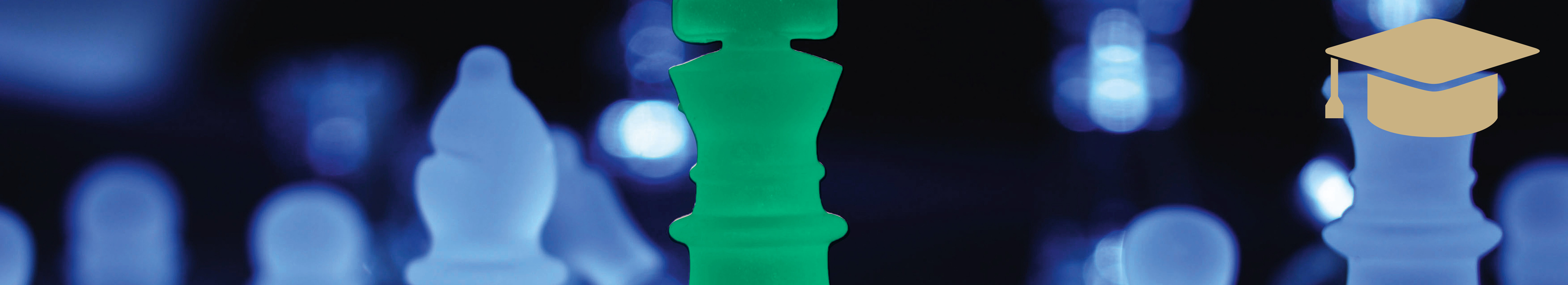 Headerbild mit leuchtenden Schachfiguren und einem hervorgehobenen grünen König. Verweist auf die Veranstaltung «Systemorientiertes Management», ein kombiniertes Programm mit Zertifikat oder Diplom der Management School St.Gallen.