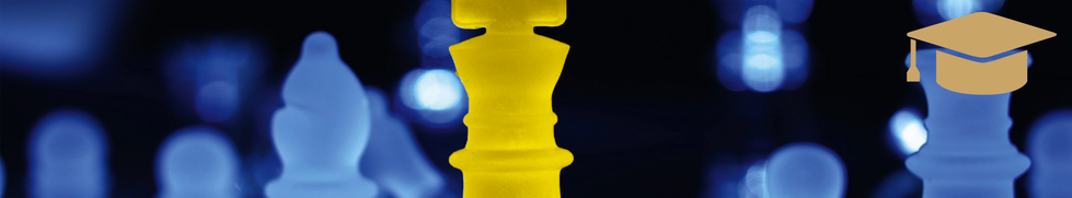 Headerbild mit leuchtenden Schachfiguren und einem hervorgehobenen gelben König. Verweist auf das «St.Galler High Potential Program» der Management School St.Gallen – verfügbar als firmeninternes Leadership-Development-Programm oder als kombiniertes Qualifizierungsprogramm mit Zertifikat oder Diplom.