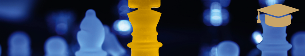 Headerbild mit leuchtenden Schachfiguren und einem hervorgehobenen goldgelben König. Verweist auf das kombinierte Programm «St.Galler Management Program» der Management School St.Gallen, ein Qualifizierungsprogramm mit Zertifikat oder Diplom für Führungskräfte.