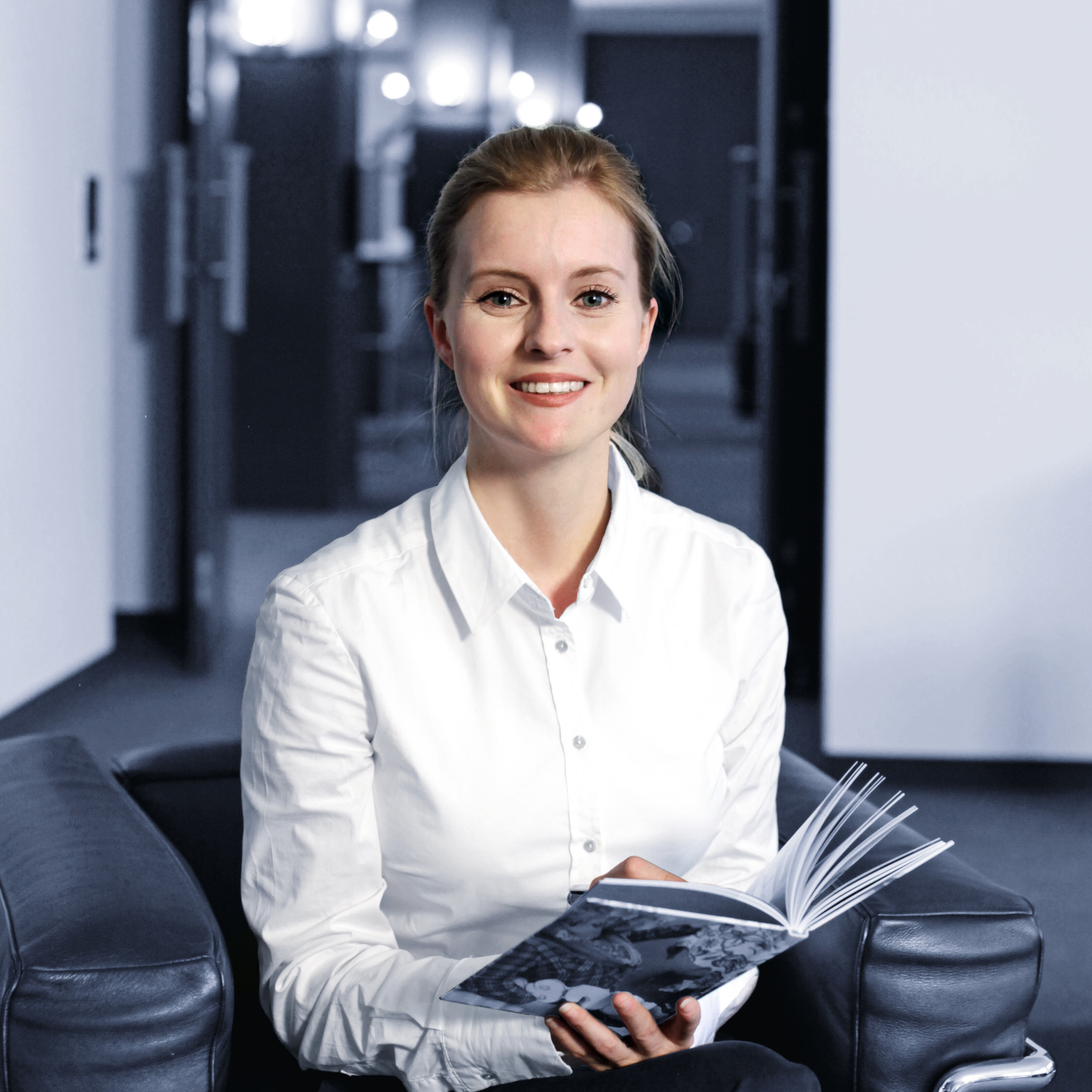 Portrait von Sarah Odermatt, Ansprechpartnerin für die Organisation von Open Programs bei der Management School St.Gallen.