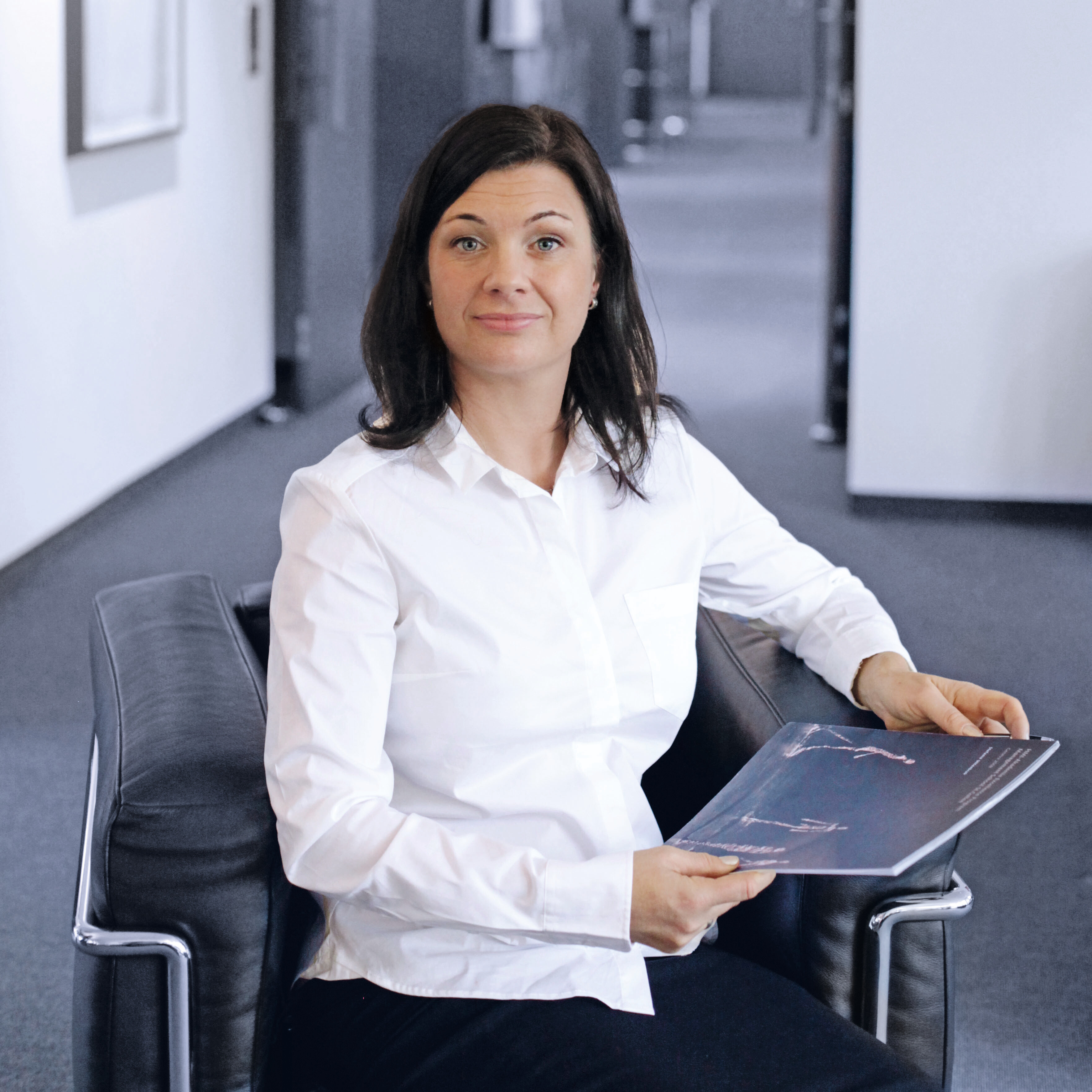 Portrait von Stephanie Kropf, Ansprechpartnerin für Beratung, Angebote und Konzepte bei der Management School St.Gallen.