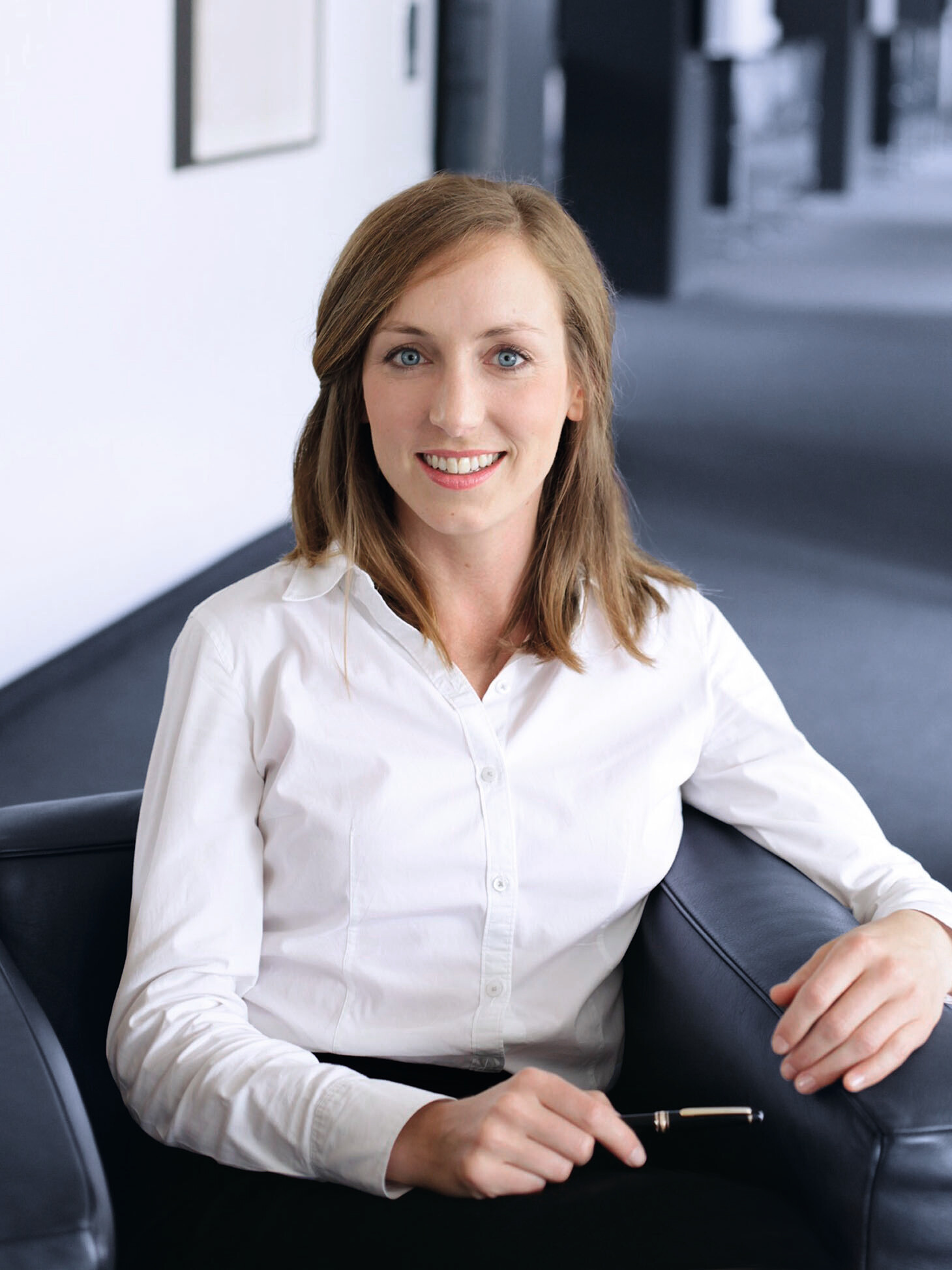 Portrait von Deborah Löffler, Ansprechpartnerin für Unternehmens­kommunikation bei der Management School St.Gallen.