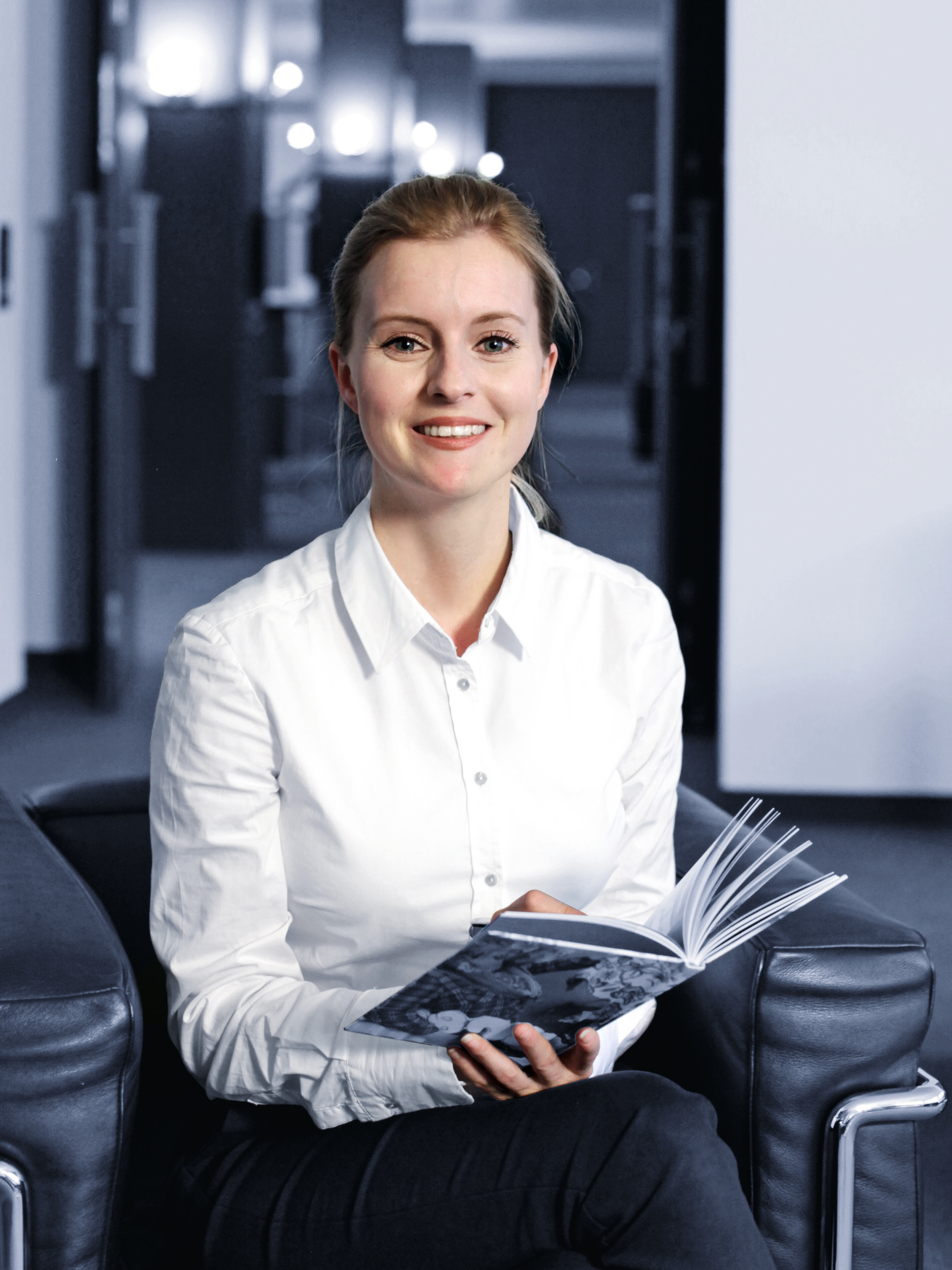 Portrait von Sarah Odermatt, Ansprechpartnerin für die Organisation von Open Programs bei der Management School St.Gallen.