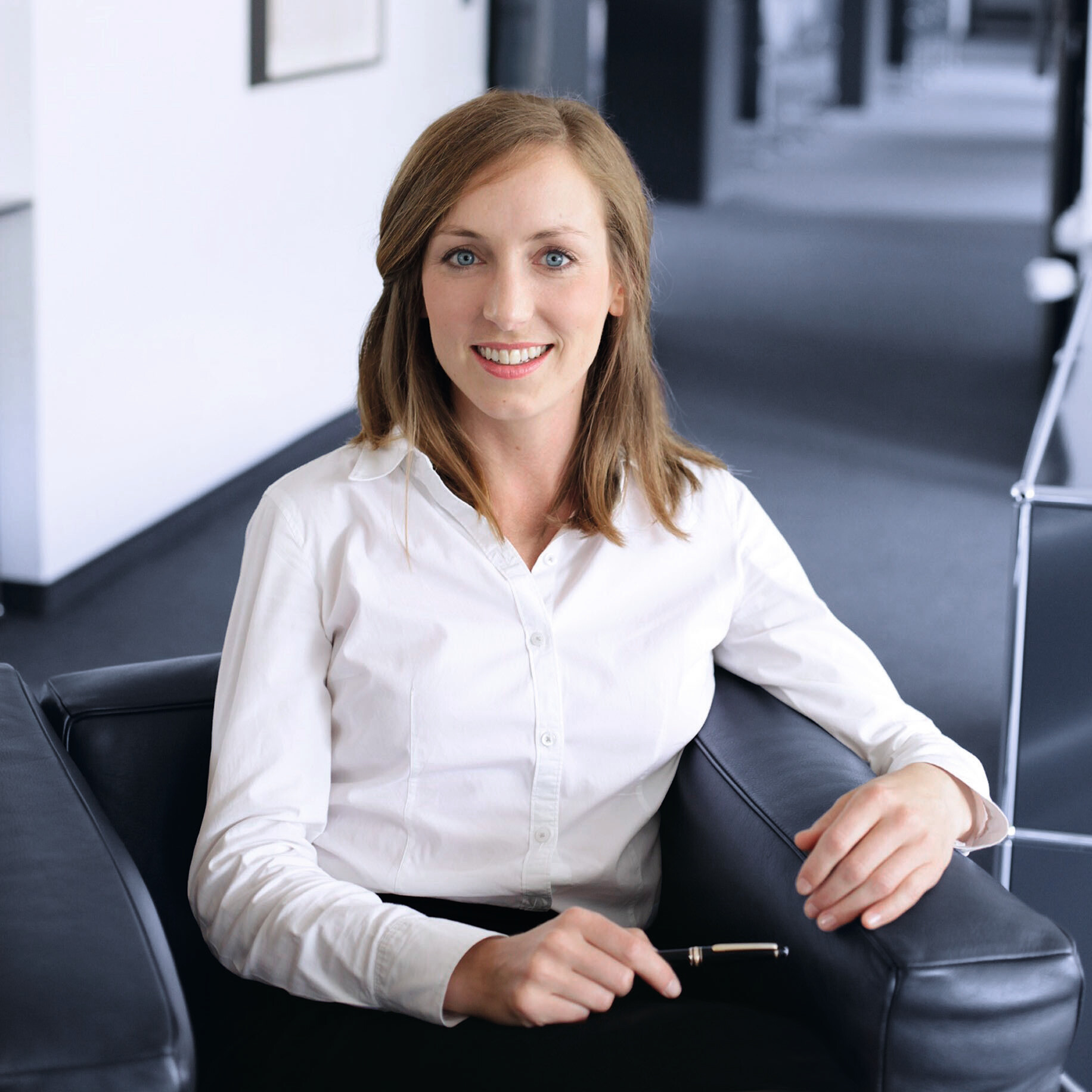 Portrait von Deborah Löffler, Ansprechpartnerin für Unternehmens­kommunikation bei der Management School St.Gallen.